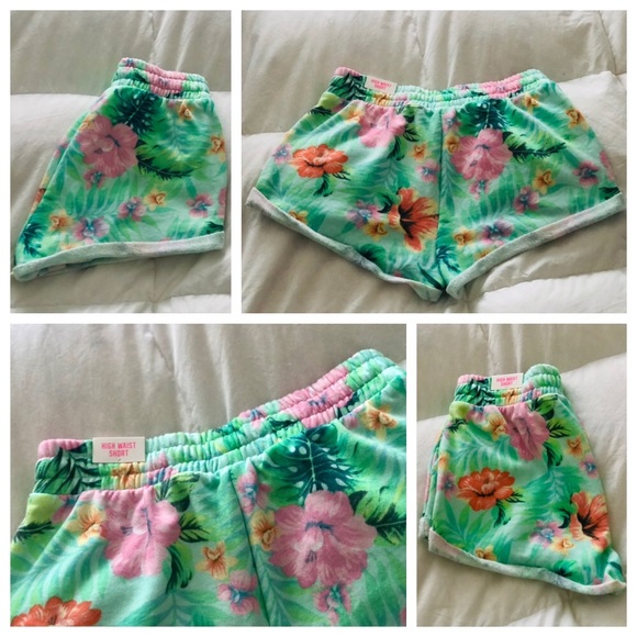 🌺🌴PINK VS Shorts🌺🌴 - Picture 10 of 16